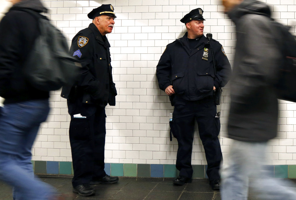 New Yorkers shrug off attack; crowds return to bombing site