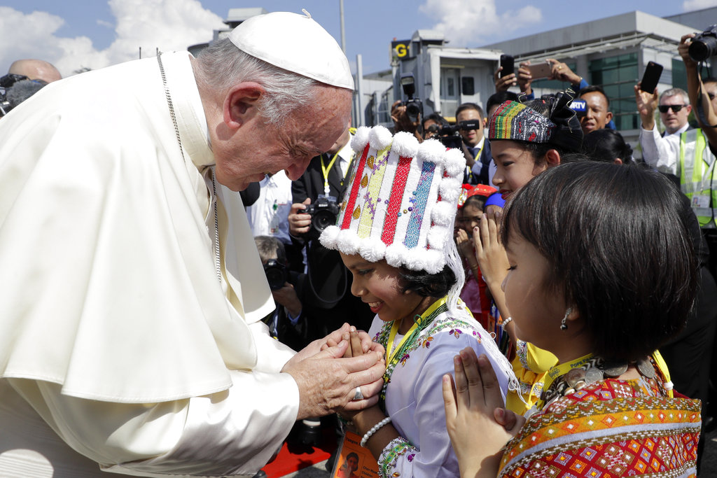 Pope dives into Rohingya crisis upon arrival in Myanmar