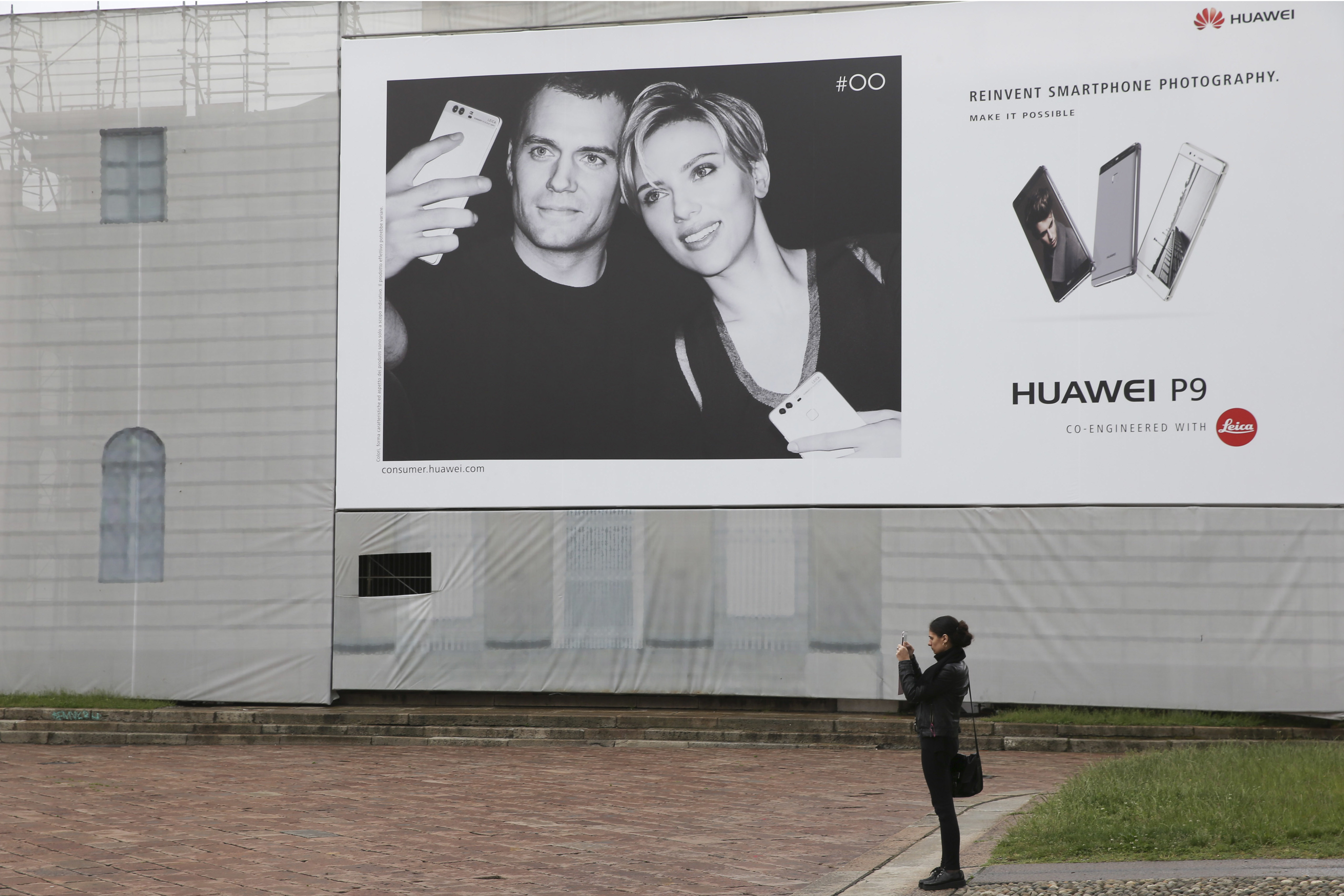 China's Huawei looks to build global smartphone brand