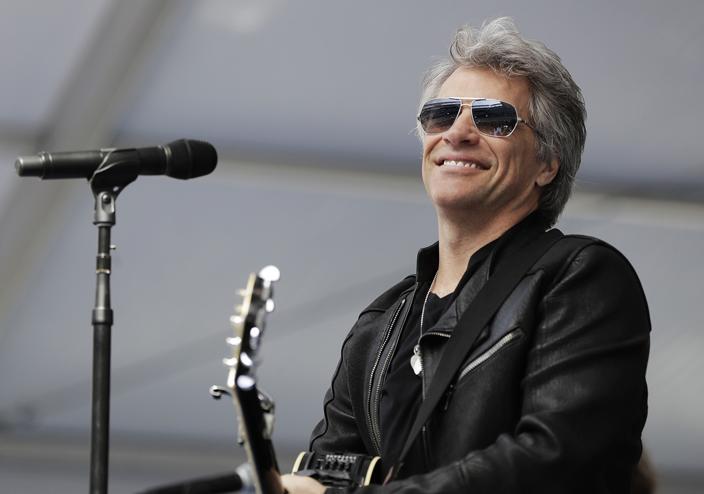 Bon Jovi surprises grads, guests with commencement show