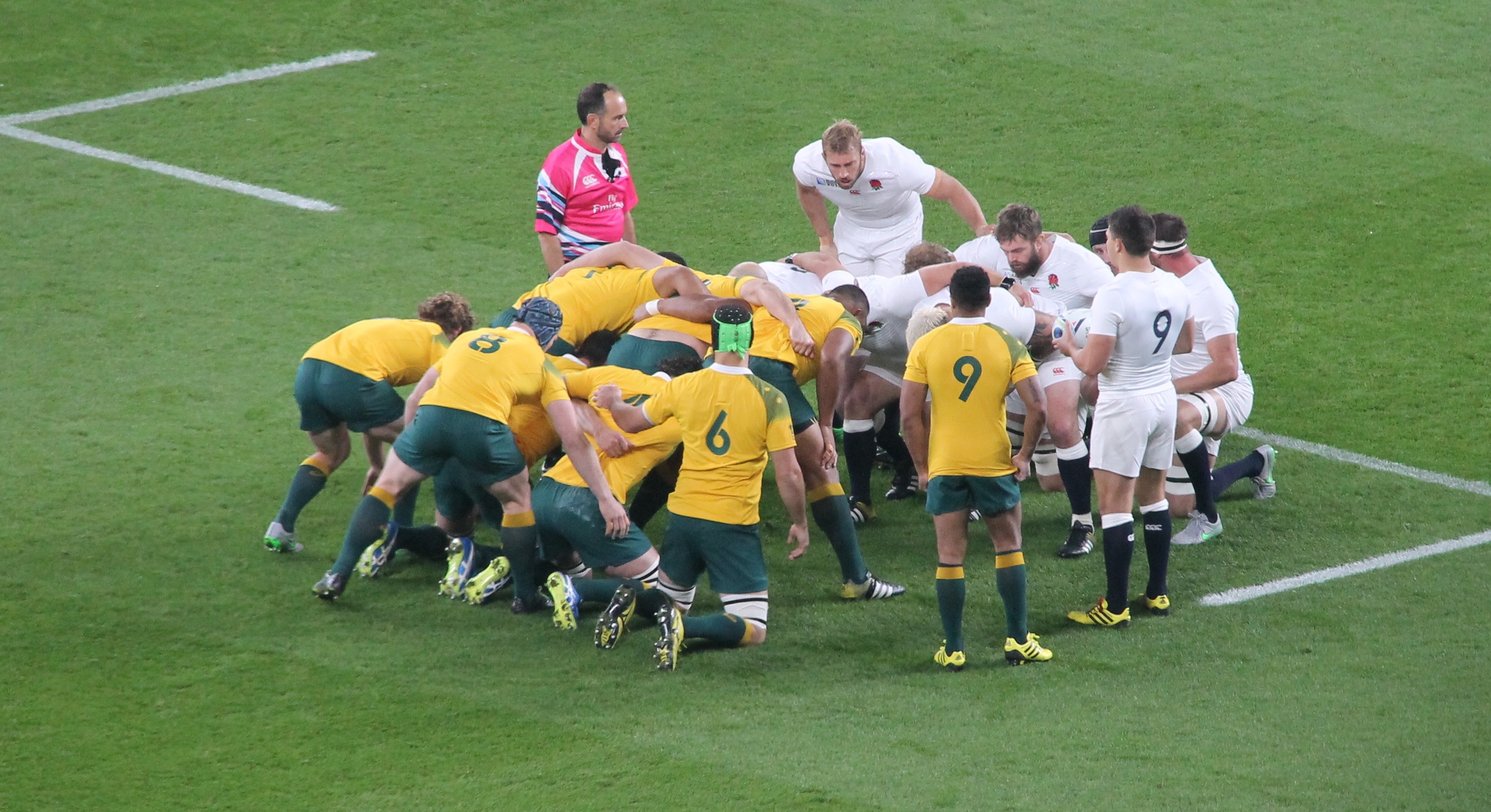 England opens series with 39-28 upset win over Australia