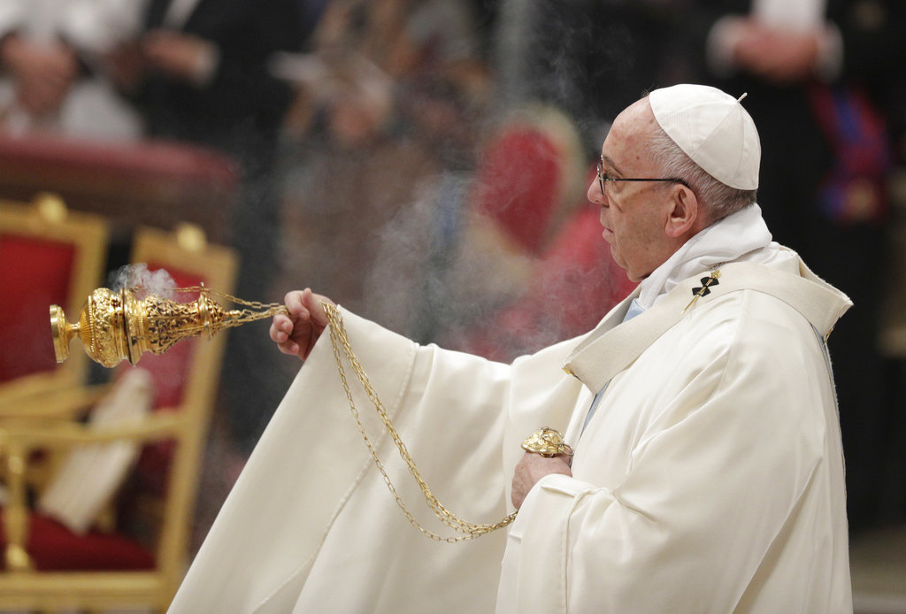 Pope on 2018: forget life's useless baggage, work for peace