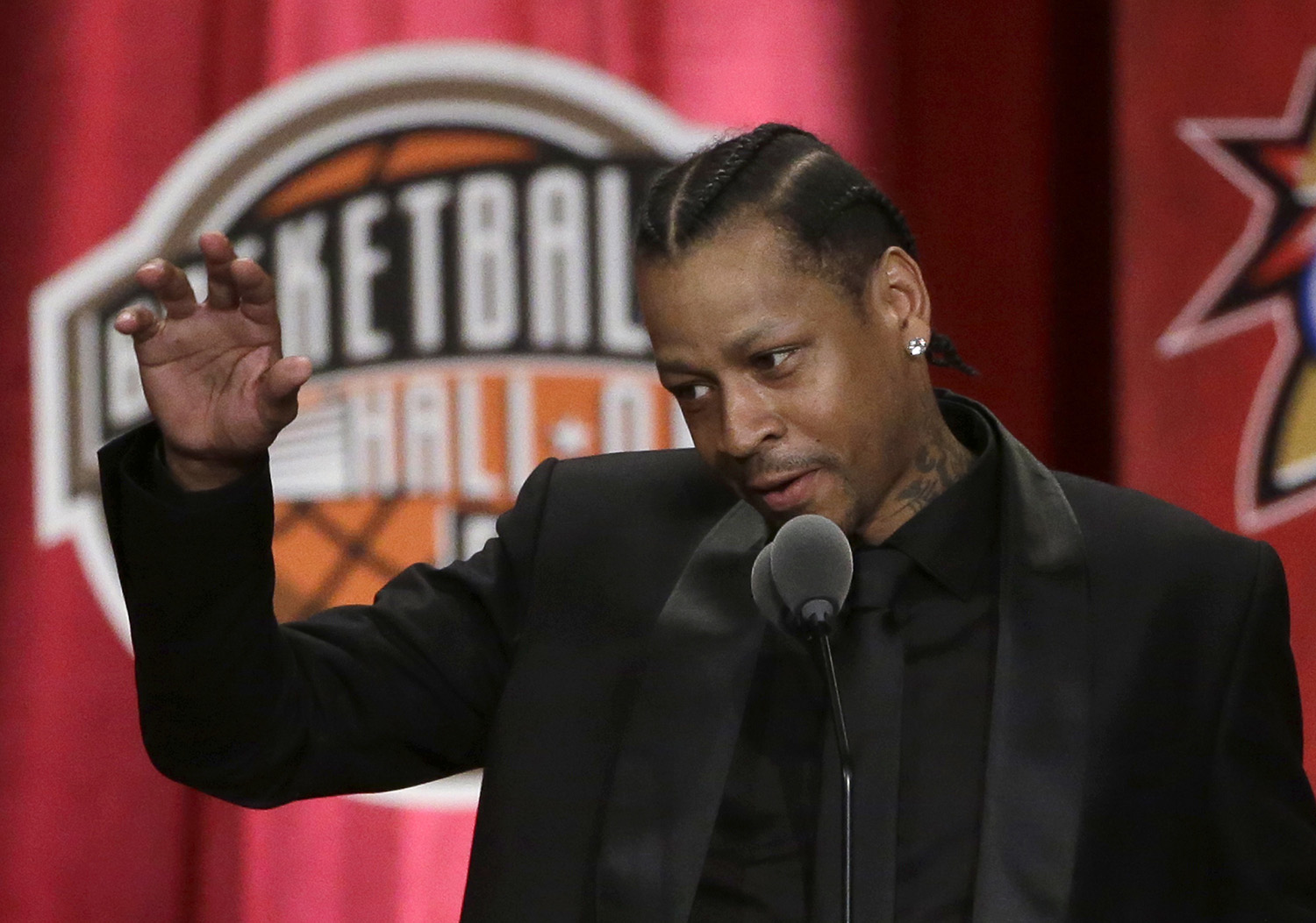 Iverson, Shaq headline emotional Hall of Fame ceremony
